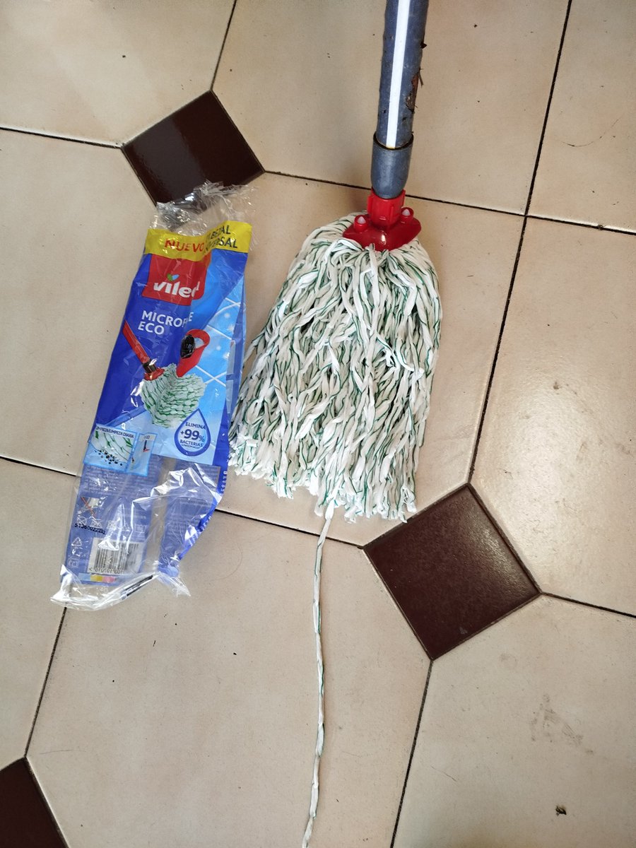 kramenD33's tweet photo. Esta es lo que ofrece 
@vileda_es , se supone que pagas calidad y te dan esto, recien puesta desilachada y con un problema de cantidad!! Porque friegas con el palo, menudo desengaño! https://t.co/gj9uvqddMz