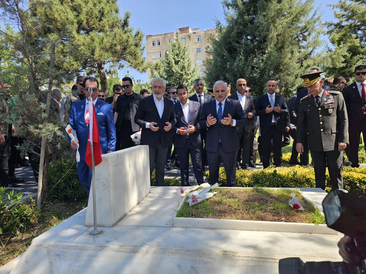 HamitSumer21's tweet photo. 📍Yenişehir Şehitliği

Valimiz Sayın Murat Zorluoğlu, Milletvekilimiz Sayın Mehmet Galip Ensarioğlu ve İl Protokolümüz ile birlikte;

15 Temmuz Demokrasi ve Millî Birlik Günü vesilesiyle aziz şehitlerimizin kabirlerini ziyaret ederek dualarla yâd ettik.

Vatanımızın bekası, milletimizin istiklâli ve demokrasimiz uğruna canlarını feda eden tüm kahraman şehitlerimizi rahmet, minnet ve şükranla anıyor; emanetlerine daima sahip çıkacağımızı bir kez daha ifade ediyoruz.

Ruhları şad, mekânları cennet olsun.
