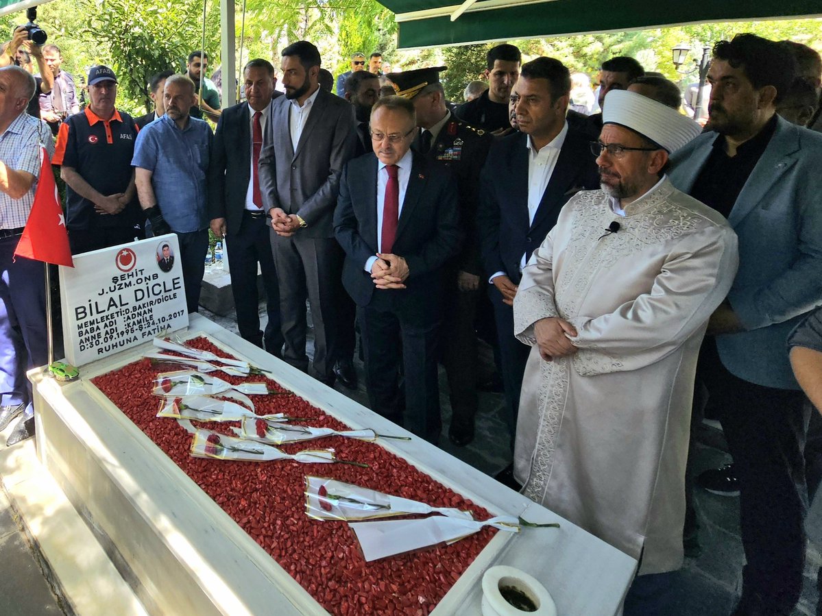 HamitSumer21's tweet photo. 📍Yenişehir Şehitliği

Valimiz Sayın Murat Zorluoğlu, Milletvekilimiz Sayın Mehmet Galip Ensarioğlu ve İl Protokolümüz ile birlikte;

15 Temmuz Demokrasi ve Millî Birlik Günü vesilesiyle aziz şehitlerimizin kabirlerini ziyaret ederek dualarla yâd ettik.

Vatanımızın bekası, milletimizin istiklâli ve demokrasimiz uğruna canlarını feda eden tüm kahraman şehitlerimizi rahmet, minnet ve şükranla anıyor; emanetlerine daima sahip çıkacağımızı bir kez daha ifade ediyoruz.

Ruhları şad, mekânları cennet olsun.