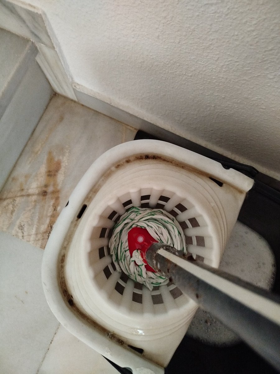 kramenD33's tweet photo. Esta es lo que ofrece 
@vileda_es , se supone que pagas calidad y te dan esto, recien puesta desilachada y con un problema de cantidad!! Porque friegas con el palo, menudo desengaño! https://t.co/gj9uvqddMz