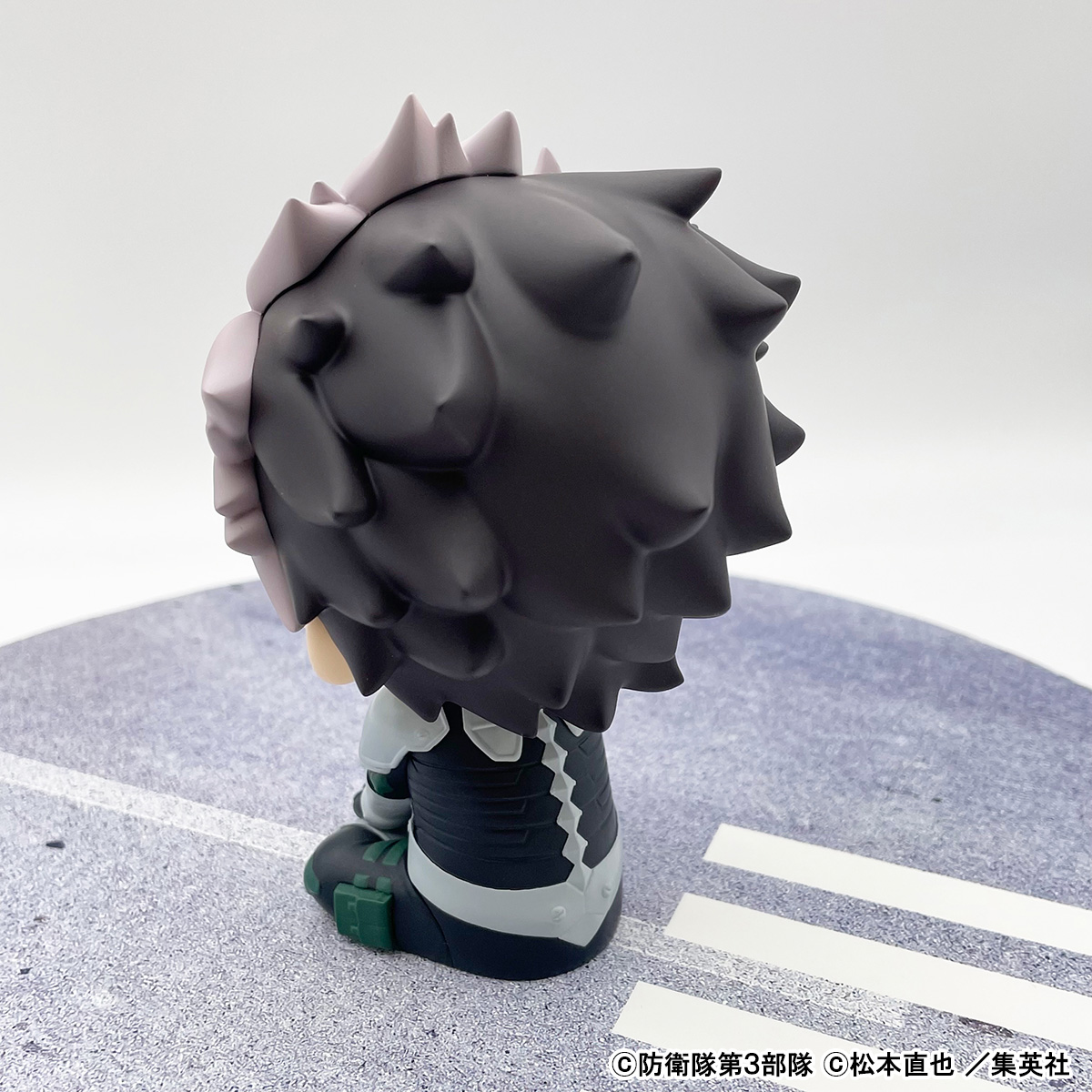 megahouse_tori's tweet photo. 【#怪獣8号】#速報

◤商品化決定＆
　彩色原型うしろ姿初公開！◢

╔═══════════════╗
 見上げる見守るフィギュア るかっぷ
　　　　　怪獣8号
　　　鳴海弦 やるきver.
╚═══════════════╝

8月より受注開始予定！
続報は当アカにてお知らせ✨
お楽しみにメガ！

https://t.co/W3mnhdnEuz
#KaijuNo8 #るかっぷ