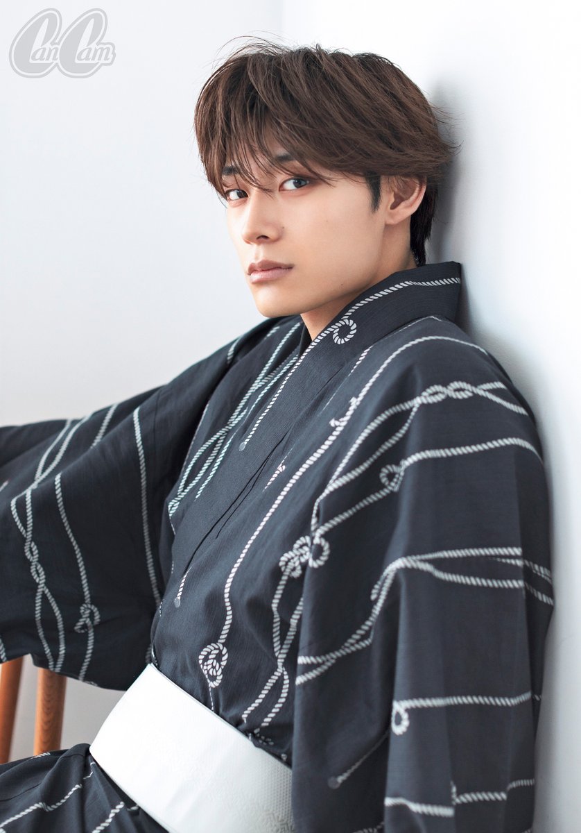 oricon's tweet photo. 超特急・髙松アロハ、
涼しげな浴衣姿で魅了🎐
⠀
”夏の夕暮れデート”シチュエーションで
凛とした横顔と無邪気な笑顔の
胸キュン必至なギャップ炸裂
https://t.co/AQteO9VQfo
⠀
『CanCam』9月号「恋する横顔」
SNSアンケートをもとに選出された
8人の横顔イケメンが登場 📖 https://t.co/W1lpzdqfvp