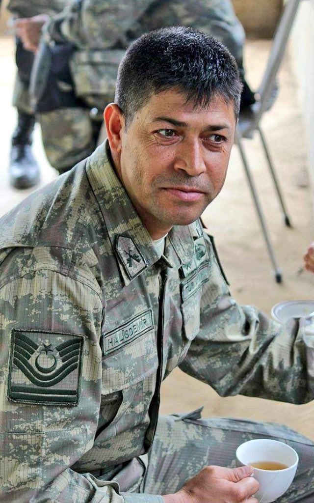omerrarisoy's tweet photo. On yıl geçti bak, 

Kim ölü kim diri.

On yıl.

Kim şehit, kim yenildi.

Kimin adı anılır hâlâ.

Kim gömüldü karanlığa.

Kime gülzar oldu bu toprak…

Kahraman, kardeşim…

Ruhun şad olsun.

#ÖmerHalisdemir #ZaferBizim https://t.co/PEniFjAH6d