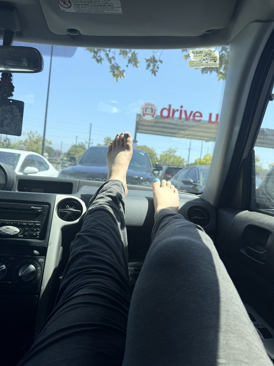 footforthots's tweet photo. Chillen in the car with my feet on your dashboard😈 https://t.co/ItyGUrDzoO
