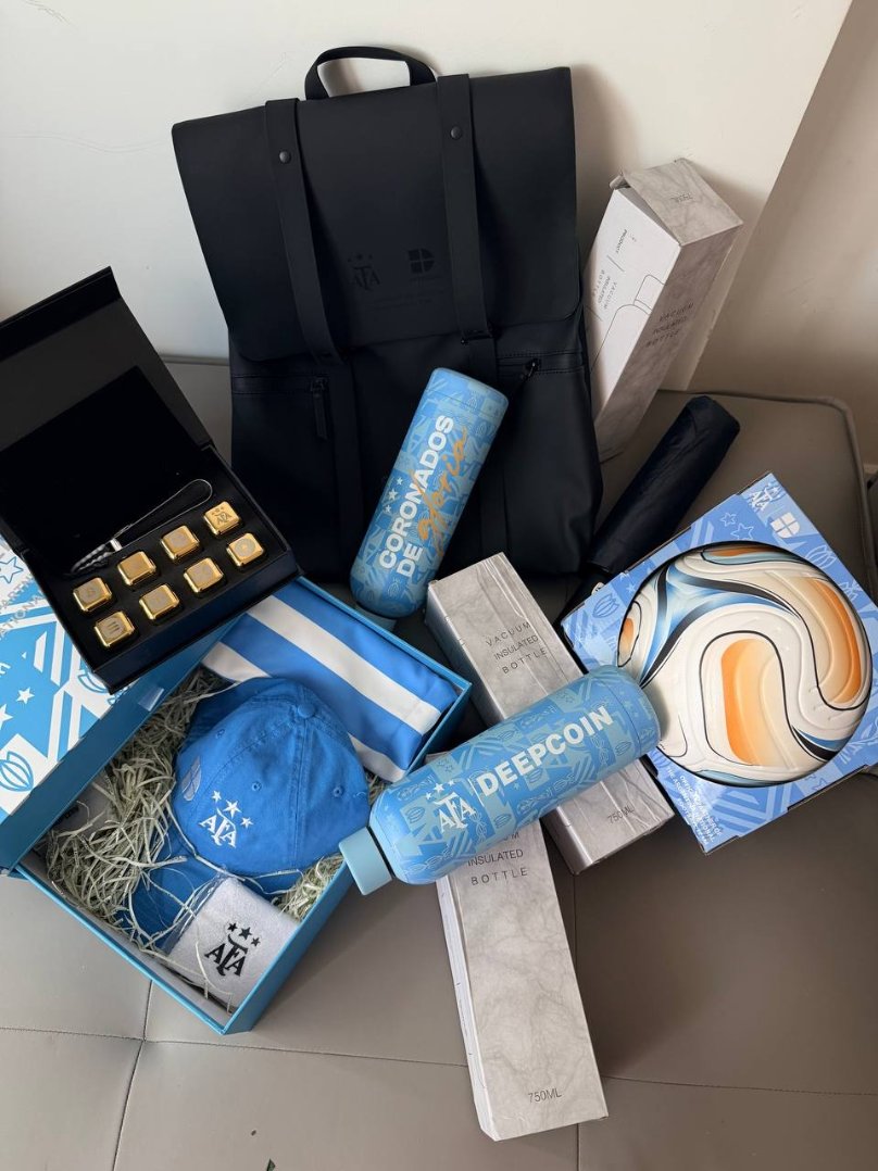 htp96_community's tweet photo. Như hôm qua đã tw thì hôm nay mình làm giveaway cho anh em quà bên team deepcoin 

Sẽ có 3 phần quà bí mật cho 3 bạn 

Điều kiện đơn giản 

1 ) follow mình @htp96_community và bật thông báo
2 ) Comment tỷ số trận Anh - Argentina vào ngày mai 
3 ) retw lại bài này và tag thêm 1 bạn vào 

Sau khi kết thúc thì mình sẽ dùng grok để chọn nhé 
Anh em nào fan của anh si đâu rồi kk.