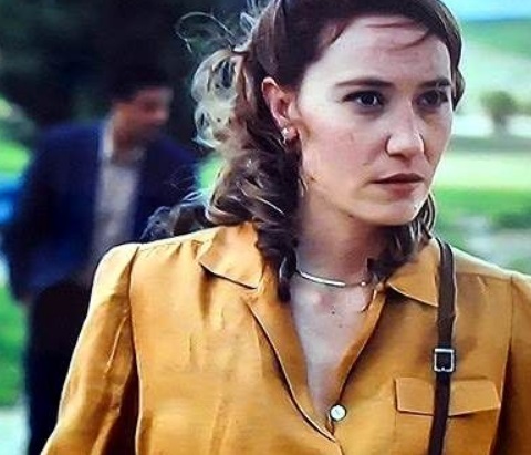 CineStranger's tweet photo. DEBORAH FRANCOIS 
plus de photos sur
https://t.co/f1tOIzbBUi 
Repérée dans L'Enfant des frères Dardenne (palme d'or à Cannes en 2005), César du meilleur espoir féminin en 2009 avec le rôle de Fleur dans Le Premier Jour du reste de ta vie,
Déborah François est une actrice belge née le 24 mai 1987 à Rocourt (Liège) en Belgique. 
Papa policier et mère assistante sociale. elle grandit dans une famille unie de trois enfants.  Elle a été une passionnée de tennis et fait partie d’une famille de champions de karaté. Et elle a été vite prise par l'Amour de la scène et de la langue française, car ses parents l'ont emmenés souvent au théâtre .
A 18  ans, elle faisait ses débuts au cinéma. Son personnage s’appelait Sonia, le film, c’était L’Enfant  et était réalisé par Jean-Pierre et Luc Dardenne. E elle monta les marches au Festival de Cannes.
Après cette expérience, il lui a été  impossible de retourner à l'école car elle voulait poursuivre dans le monde du cinéma.
Quatre ans plus tard, sa carrière prend un nouveau tournant en remportant le César du meilleur espoir féminin pour "Le Premier Jour du reste de ta vie", de Rémi Bezançon. La même année, elle remporte aussi le prix Romy-Schneider. 
Ce sera le lancement de sa carrière et elle va  tourner  avec d’autres cinéastes (Denis Dercourt, Jean-Paul Salomé, Rémi Bezançon, Emmanuel Mouret, Dominik Moll, Nicole Garcia, Claude Lelouch, ��).Dans ses films, elle a abordé des sujets sociaux comme les abus subis par les femmes, la prostitution dans le monde étudiant.... Il y aura notamment une comédie de Jérôme Commandeur (Ma famille t’adore déjà),  Cézanne et moi, de Daniele Thompson, avec Guillaume Gallienne et Guillaume Canet, un drame de Stéphanie Pillonca-Kervern, Fleur de Tonnerre, qui est une adaptation d’un roman sur une empoisonneuse, déséquilibrée, qui a fait plus d’une dizaine de victimes… Romain Duris entraîne une candidate  pour des concours de vitesse dactylographique dans POPULAIRE.
Présidente de la cérémonie des Magritte 2025,

Et l'envie d'écrire a entraîné sa collaboration avec avec Mario Casas pour le film  film espagnol  « Ma solitude a des ailes »
Deborah ne négligera pas la télévision comme  une mini-série pour Arte  Manon, 20 ans..  Ou la série en six épisodes baptisée Sauver Lisa , qui  raconte l’histoire dramatique d’une enfant battue. Et les « prostitudiants »  filles et ces garçons qui vendent leur corps pour payer leurs études....

LUC et JEAN-PIERE DARDENE...L'ENFANT...2005
DENIS DERCOURT...LA TOURNEUSE DE PAGES,...2006
STEPHAN CARPIAUX...LES FOURMIS ROUGES...2007
ALAIN RAOUST...L'ETE INDIEN...2007
JEAN-PAUL SALOME...LES FEMMES DE L'OMBRE...2008
REMI BEZANCON...LE PREMIER JOUR DU RESTE DE LA VIE...2008
ALEXIS DOS SANTOS...LONDON NIGHTS...2009
EMMANUEL MOURET...FAIS MOI PLAISIR...2009
DOROTHEE VAN DEN BERGHE......2009
AUDREY FOUCHE...MEMORIES CORNER...2010
DOMINIK MOLL...LE MOINE...2011
PIERRE RAMBALDI...LES TRIBULATIONS D'UNE CAISSIERE...2011
REGIS ROINSARD...POPULAIRE...2012
NICOLE GARCIA...UN BEAU DIMANCHE...2014
LEA FAZER...MAESTRO...2014
JEROME COMMANDEUR...MA FAMILLE T'ADORE DEJA...2016
DANIELLE THOMPSON...CEZANNE ET MOI...2015
STEPHANIE PILLONCA KERVERN...FLEUR DE TONNERRE...2016
CLAUDE LELOUCH...CHACUN SA VIE...2017
COLINE ASSOUS...LOUE-MOI...2017
IVAN KAVANAGH...NEVER GROW OLD...2019
ROMAIN COGITORE.....L'AUTRE CONTINENT....2019
DAVID PERRAULT...L'ETAT SAUVAGE...2019
CARLES TORRAS...IRREMEDIABLE(ES)...2020
NADEGE DE BENOIT LUTHY...PAULINE GRANDEUR NATURE...2024
JEAN-CLAUDE BARNY...FANON...2025
LUCAS BELVAUX...LES TOURMENTES...2025