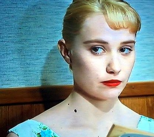 CineStranger's tweet photo. DEBORAH FRANCOIS 
plus de photos sur
https://t.co/f1tOIzbBUi 
Repérée dans L'Enfant des frères Dardenne (palme d'or à Cannes en 2005), César du meilleur espoir féminin en 2009 avec le rôle de Fleur dans Le Premier Jour du reste de ta vie,
Déborah François est une actrice belge née le 24 mai 1987 à Rocourt (Liège) en Belgique. 
Papa policier et mère assistante sociale. elle grandit dans une famille unie de trois enfants.  Elle a été une passionnée de tennis et fait partie d’une famille de champions de karaté. Et elle a été vite prise par l'Amour de la scène et de la langue française, car ses parents l'ont emmenés souvent au théâtre .
A 18  ans, elle faisait ses débuts au cinéma. Son personnage s’appelait Sonia, le film, c’était L’Enfant  et était réalisé par Jean-Pierre et Luc Dardenne. E elle monta les marches au Festival de Cannes.
Après cette expérience, il lui a été  impossible de retourner à l'école car elle voulait poursuivre dans le monde du cinéma.
Quatre ans plus tard, sa carrière prend un nouveau tournant en remportant le César du meilleur espoir féminin pour "Le Premier Jour du reste de ta vie", de Rémi Bezançon. La même année, elle remporte aussi le prix Romy-Schneider. 
Ce sera le lancement de sa carrière et elle va  tourner  avec d’autres cinéastes (Denis Dercourt, Jean-Paul Salomé, Rémi Bezançon, Emmanuel Mouret, Dominik Moll, Nicole Garcia, Claude Lelouch, ��).Dans ses films, elle a abordé des sujets sociaux comme les abus subis par les femmes, la prostitution dans le monde étudiant.... Il y aura notamment une comédie de Jérôme Commandeur (Ma famille t’adore déjà),  Cézanne et moi, de Daniele Thompson, avec Guillaume Gallienne et Guillaume Canet, un drame de Stéphanie Pillonca-Kervern, Fleur de Tonnerre, qui est une adaptation d’un roman sur une empoisonneuse, déséquilibrée, qui a fait plus d’une dizaine de victimes… Romain Duris entraîne une candidate  pour des concours de vitesse dactylographique dans POPULAIRE.
Présidente de la cérémonie des Magritte 2025,

Et l'envie d'écrire a entraîné sa collaboration avec avec Mario Casas pour le film  film espagnol  « Ma solitude a des ailes »
Deborah ne négligera pas la télévision comme  une mini-série pour Arte  Manon, 20 ans..  Ou la série en six épisodes baptisée Sauver Lisa , qui  raconte l’histoire dramatique d’une enfant battue. Et les « prostitudiants »  filles et ces garçons qui vendent leur corps pour payer leurs études....

LUC et JEAN-PIERE DARDENE...L'ENFANT...2005
DENIS DERCOURT...LA TOURNEUSE DE PAGES,...2006
STEPHAN CARPIAUX...LES FOURMIS ROUGES...2007
ALAIN RAOUST...L'ETE INDIEN...2007
JEAN-PAUL SALOME...LES FEMMES DE L'OMBRE...2008
REMI BEZANCON...LE PREMIER JOUR DU RESTE DE LA VIE...2008
ALEXIS DOS SANTOS...LONDON NIGHTS...2009
EMMANUEL MOURET...FAIS MOI PLAISIR...2009
DOROTHEE VAN DEN BERGHE......2009
AUDREY FOUCHE...MEMORIES CORNER...2010
DOMINIK MOLL...LE MOINE...2011
PIERRE RAMBALDI...LES TRIBULATIONS D'UNE CAISSIERE...2011
REGIS ROINSARD...POPULAIRE...2012
NICOLE GARCIA...UN BEAU DIMANCHE...2014
LEA FAZER...MAESTRO...2014
JEROME COMMANDEUR...MA FAMILLE T'ADORE DEJA...2016
DANIELLE THOMPSON...CEZANNE ET MOI...2015
STEPHANIE PILLONCA KERVERN...FLEUR DE TONNERRE...2016
CLAUDE LELOUCH...CHACUN SA VIE...2017
COLINE ASSOUS...LOUE-MOI...2017
IVAN KAVANAGH...NEVER GROW OLD...2019
ROMAIN COGITORE.....L'AUTRE CONTINENT....2019
DAVID PERRAULT...L'ETAT SAUVAGE...2019
CARLES TORRAS...IRREMEDIABLE(ES)...2020
NADEGE DE BENOIT LUTHY...PAULINE GRANDEUR NATURE...2024
JEAN-CLAUDE BARNY...FANON...2025
LUCAS BELVAUX...LES TOURMENTES...2025