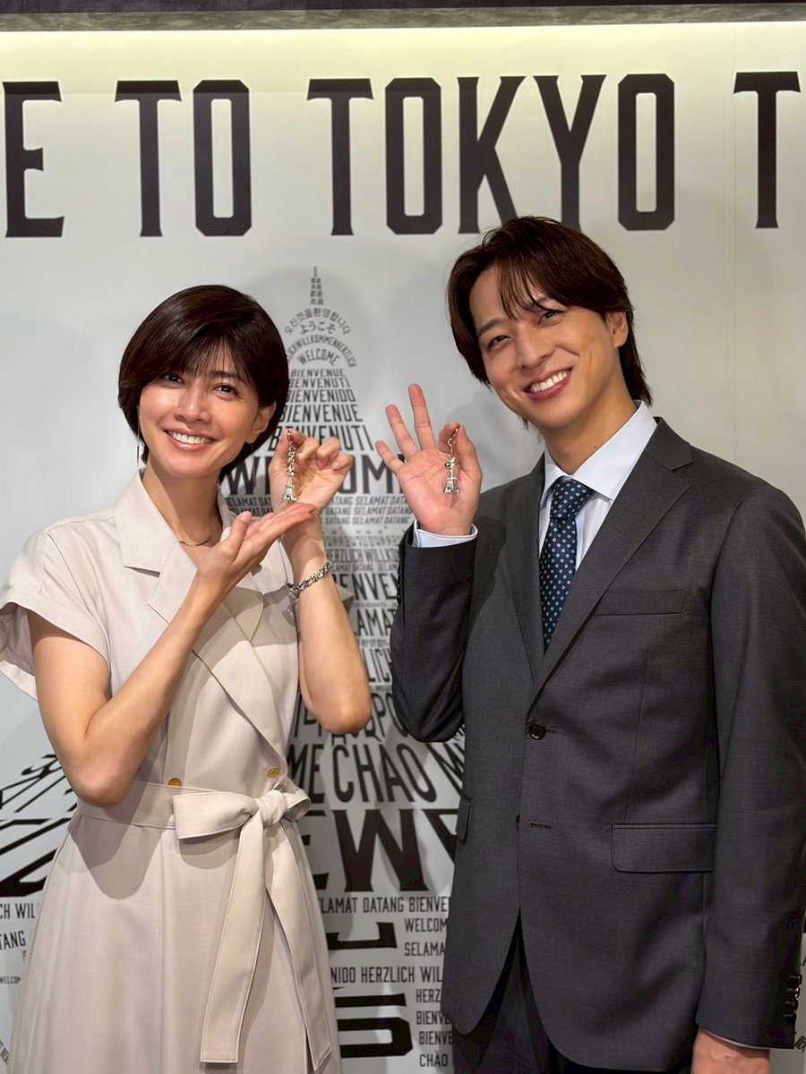lastnote_fujitv's tweet photo. ꒰ OFF SHOT ꒱ 
⁡
葵役 #内田有紀 さんと
澄晴役 #寺西拓人 さんのオフショット💐
⁡
「ずっと覚えててほしいから」と言って
澄晴がくれた東京タワーのキーホルダーと
記念撮影です🗼

⋆┈┈┈┈┈┈┈┈┈┈┈┈┈┈⋆
第2話 7月16日(木)よる10時𓂃 𓈒
木曜劇場『#ラストノート』
#TVer 第1話無料見逃し配信中⟡.·
https://t.co/2tIsQnNhIc
⋆┈┈┈┈┈┈┈┈┈┈┈┈┈┈⋆
#フジテレビ
