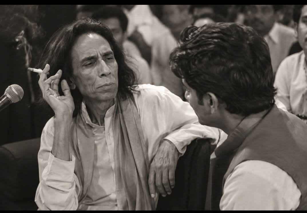 joneliya's tweet photo. جون ایلیاء ایک مشاعرے میں شریک تھے۔ 
ایک نو آموز شاعر نے جب اپنا طویل، الجھا ہوا اور بھاری بھرکم ��زل نما کلام سنایا، تو مشاعرہ ختم ہونے کے بعد وہ جون صاحب کے پاس آیا اور بولا :
 جون بھائی ،میں آپ کا بہت بڑا مداح ہوں،۔ سچ سچ بتائیں، میرا کلام کیسا لگا؟ https://t.co/tae2imMlWr