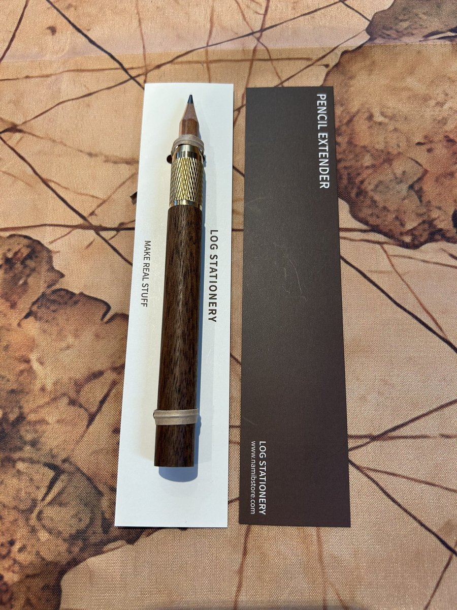 Penne191's tweet photo. 鉛筆好きな方へ
◆ペンシル エクステンダー
鉛筆ホルダー
金属部 : 真鍮
杢部 : ウォールナット
重量 : 約12g 鉛筆挿入時
長さ : 約107mm 鉛筆なし
最大軸幅 : 約12mm
3,300円
◆杢の温もりと安定した太さで気持ち良い書き心地を
◆別売の鉛筆2B 約90mm
6本入
店頭とBASEへ
https://t.co/W2b6wEXNcg https://t.co/fsKr4DW0UD