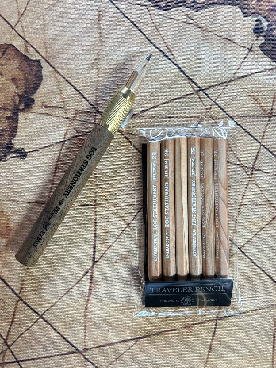 Penne191's tweet photo. 鉛筆好きな方へ
◆ペンシル エクステンダー
鉛筆ホルダー
金属部 : 真鍮
杢部 : ウォールナット
重量 : 約12g 鉛筆挿入時
長さ : 約107mm 鉛筆なし
最大軸幅 : 約12mm
3,300円
◆杢の温もりと安定した太さで気持ち良い書き心地を
◆別売の鉛筆2B 約90mm
6本入
店頭とBASEへ
https://t.co/W2b6wEXNcg https://t.co/fsKr4DW0UD