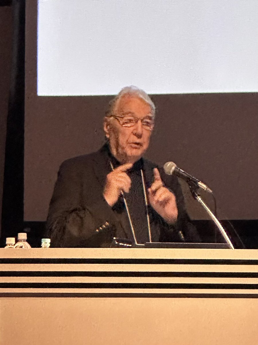 JSGS_official's tweet photo. #JSGS2026 特別講演には海外からのゲストも🌍
ドイツ・Ulm大学のHans G. Beger先生をお迎えし、膵実質温存手術の進化についてご講演いただきました🇩🇪
膵臓外科の歩みを振り返りながら、これからの手術のあり方を考える貴重な時間となりました👏🏼 https://t.co/Ot3AhdPvVs