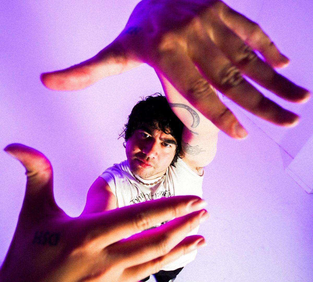 leireribs's tweet photo. the category today is calum’s fingers… yeahhhhh https://t.co/yAqNaWTHd0
