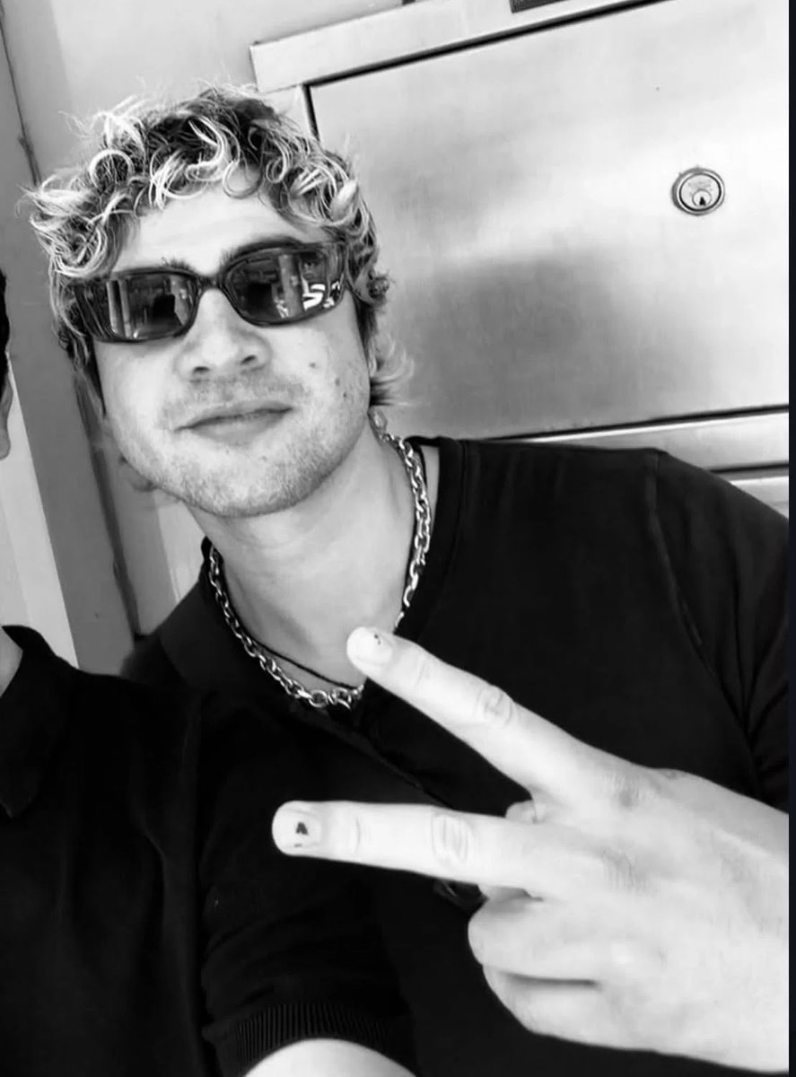 leireribs's tweet photo. the category today is calum’s fingers… yeahhhhh https://t.co/yAqNaWTHd0