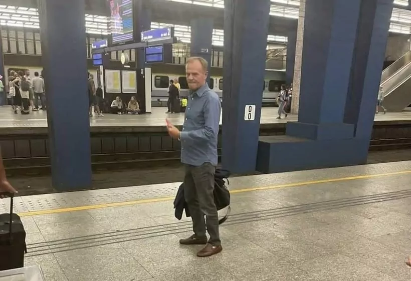 Vito82488734's tweet photo. Polska została pariasem Europy. Jesteśmy poza wszelkimi systemami bezpieczeństwa, a obecność premiera polskiego rządu na spotkaniach przywódców europejskich, to tylko atrapa i gra pozorów. Realnie Tusk został wysadzony z ostatniego wagonu na peron. Pociąg odjechał w siną dal. https://t.co/nGbgBgO1Yi