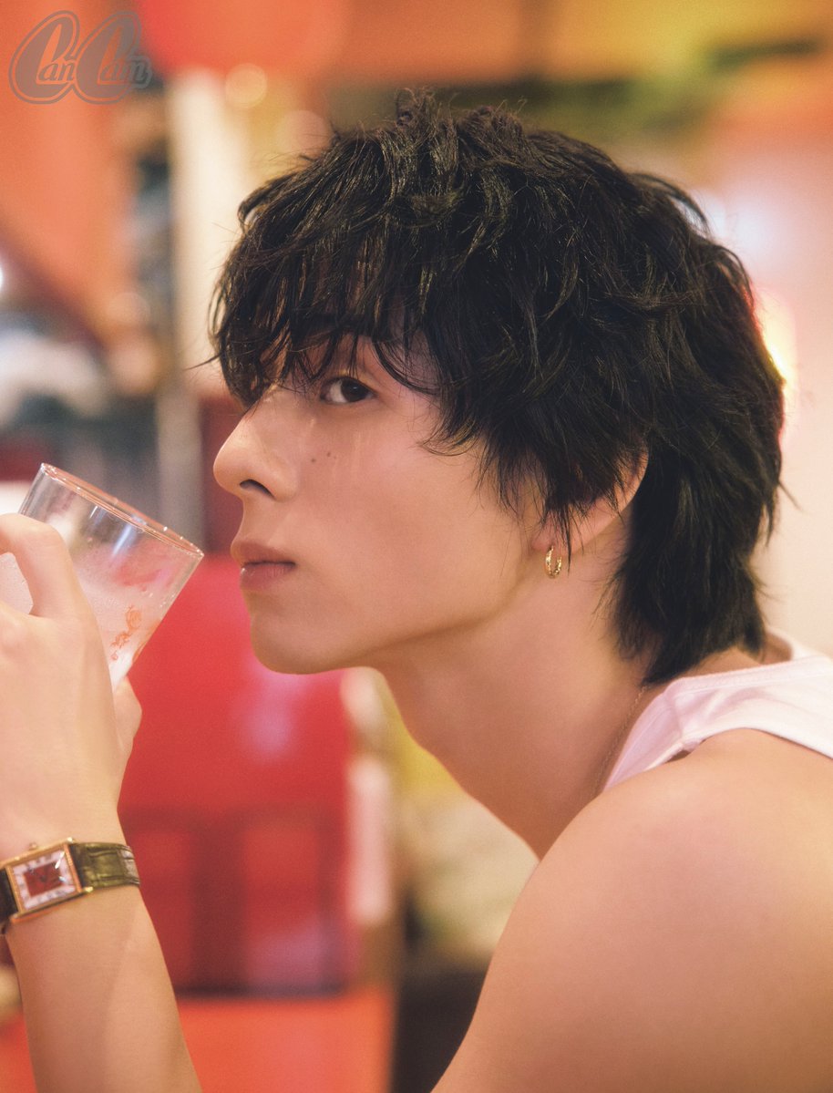 oricon's tweet photo. INI西洸人、“万バズ”横顔披露
「母ゆずりです」
⠀
ラーメン屋カウンターで
“何気ない夏休み”の1コマ表現🍜
https://t.co/vRe9iyFZ2j
⠀
『CanCam』9月号「恋する横顔」
SNSアンケートをもとに選出された
8人の横顔イケメンが登場 📖 https://t.co/8fjhEnm50M