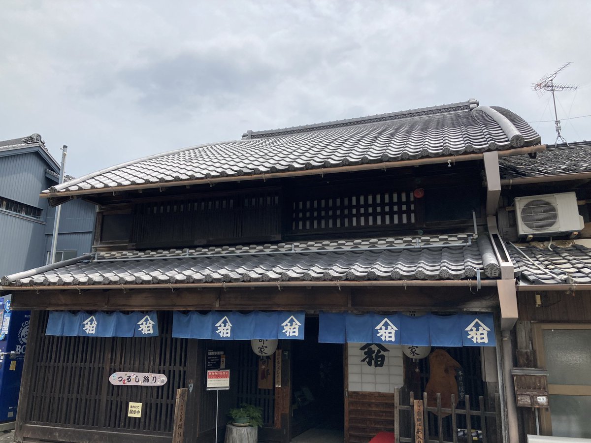fx_ayame's tweet photo. 犬山城下町の古い家屋も堪能✨️これは屋根の形がカーブしてる珍しいもの
犬山の特産をググッたらAIが桃と言うので探してたら、個人商店で2個300円でGet！沢山入ったから安く出したって😆
名古屋駅に戻り、長い列に並び、遂にぴよりん買えた🐤✨️可愛いー🥰💕
夕食に味噌カツ😋 https://t.co/zAm99m4Hum