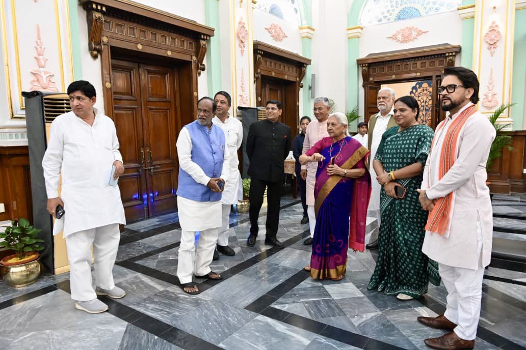 ianuragthakur's tweet photo. Honoured to meet Hon'ble Governor of Uttar Pradesh, Shrimati @anandibenpatel ji at UP Lok Bhawan along with fellow members of the Joint Parliamentary Committee on #OneNationOneElection. 

We had a detailed and fruitful discussion on the roadmap for simultaneous elections across the country. We exchanged views on constitutional amendments, synchronising electoral cycles, strengthening cooperative federalism, and ensuring logistical readiness for this historic reform that will reduce huge expenditure, minimise policy paralysis, and strengthen our democracy. 

Her valuable insights and guidance will greatly help our committee’s work.  Grateful for the warm reception and thoughtful inputs.

@GovernorofUp