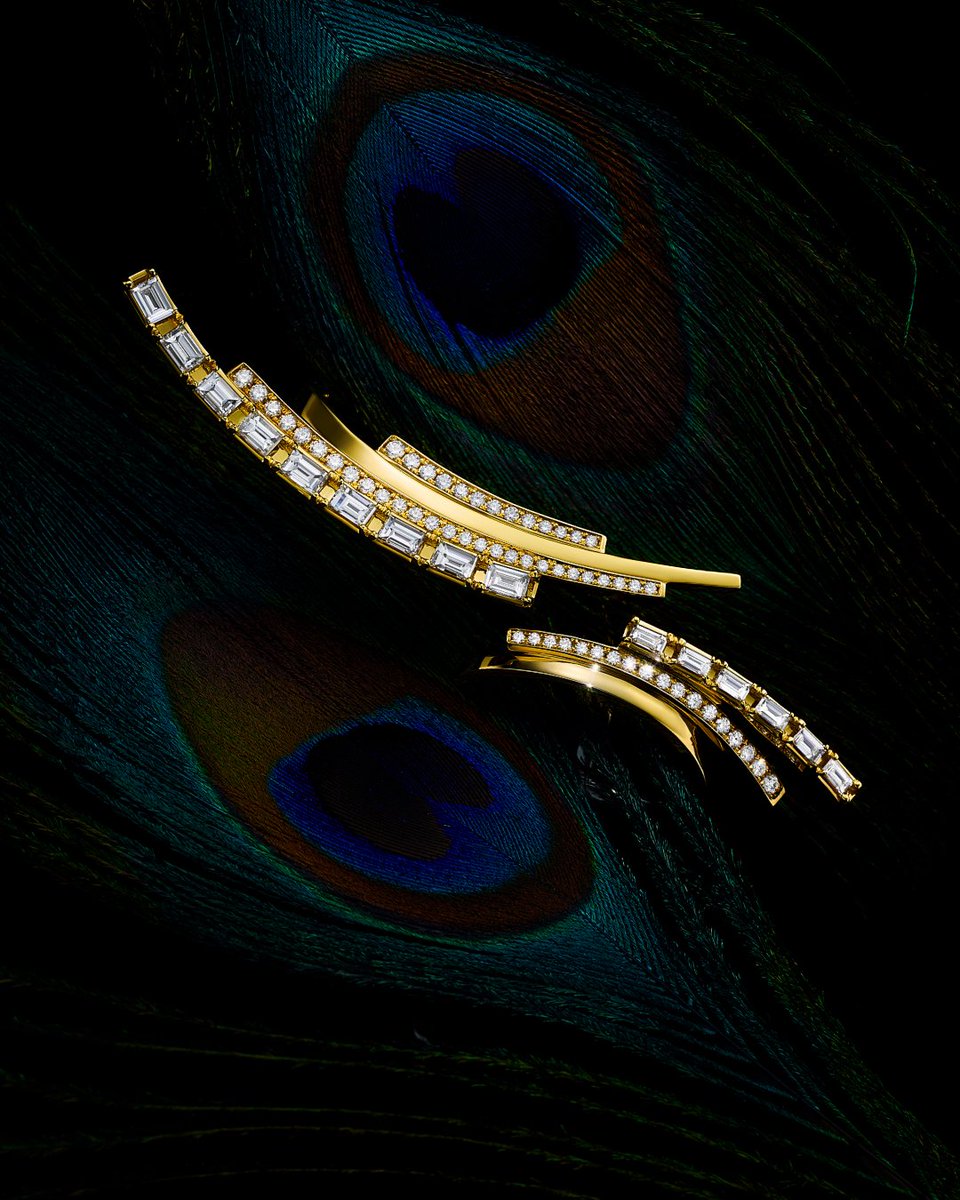 AHKAH_official's tweet photo. 「chandelier layered」
幾重にも重なる光のレイヤーが幻想的な煌めきを描き出す「シャンデリアレイヤード」。光が重なり合うことで生まれる豊かな表情が、華やかな気品とともに、身に纏う方の魅力を一層惹きたてます。

https://t.co/TOaENGki8W https://t.co/eQXKGV7iYk