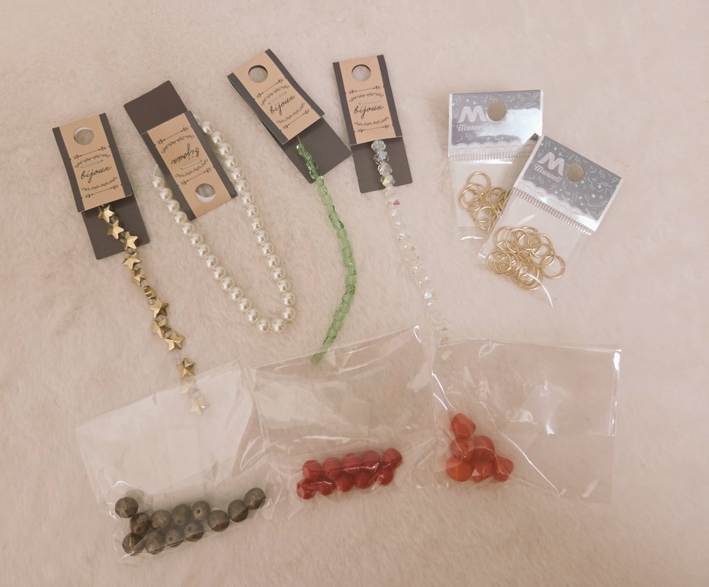 handmade_2222's tweet photo. ビーズ買い足しました～✨
やはりプラスチックとガラスは全然違うね……🤔
個人的にはガラスビーズの方が表情豊かで素敵かと……✨ https://t.co/r6KcdAv7cm