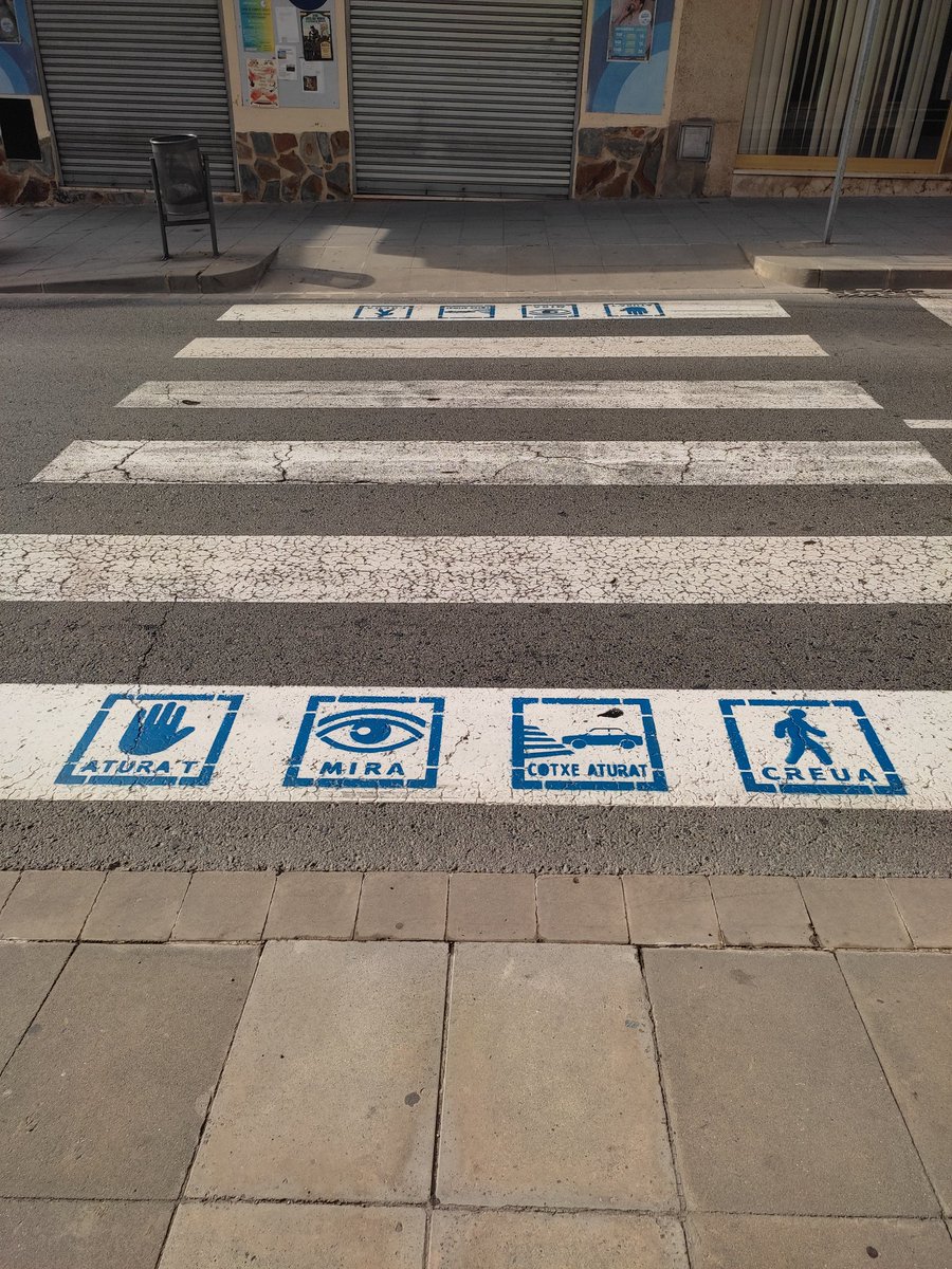 PratsCarles's tweet photo. Malament, si als passos de vianants s'hi han de posar les instruccions d'ús. https://t.co/dyugCiFQZX