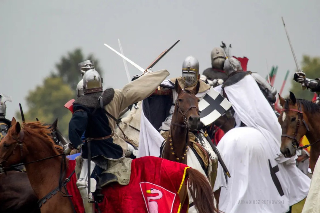 Polen_Travel_NL's tweet photo. Reis terug naar het jaar 1410! ⚔️ Vandaag beginnen de Dagen van Grunwald, op de plek waar een van de grootste veldslagen van middeleeuws Europa werd uitgevochten. 
🎪Beleef gratis indrukwekkende gevechten, ridderkampen en een middeleeuwse markt! https://t.co/KE1wBRTmM3 https://t.co/AIFbZgeR4K