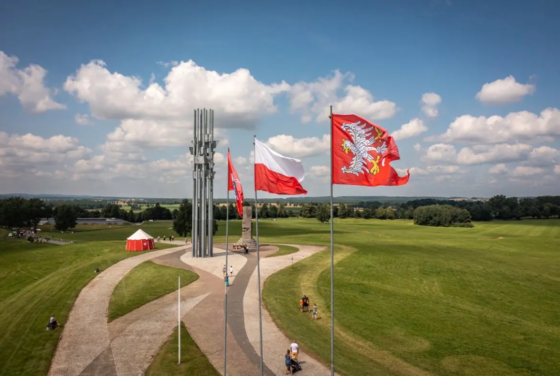 Polen_Travel_NL's tweet photo. Reis terug naar het jaar 1410! ⚔️ Vandaag beginnen de Dagen van Grunwald, op de plek waar een van de grootste veldslagen van middeleeuws Europa werd uitgevochten. 
🎪Beleef gratis indrukwekkende gevechten, ridderkampen en een middeleeuwse markt! https://t.co/KE1wBRTmM3 https://t.co/AIFbZgeR4K