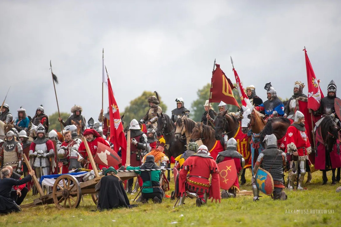 Polen_Travel_NL's tweet photo. Reis terug naar het jaar 1410! ⚔️ Vandaag beginnen de Dagen van Grunwald, op de plek waar een van de grootste veldslagen van middeleeuws Europa werd uitgevochten. 
🎪Beleef gratis indrukwekkende gevechten, ridderkampen en een middeleeuwse markt! https://t.co/KE1wBRTmM3 https://t.co/AIFbZgeR4K