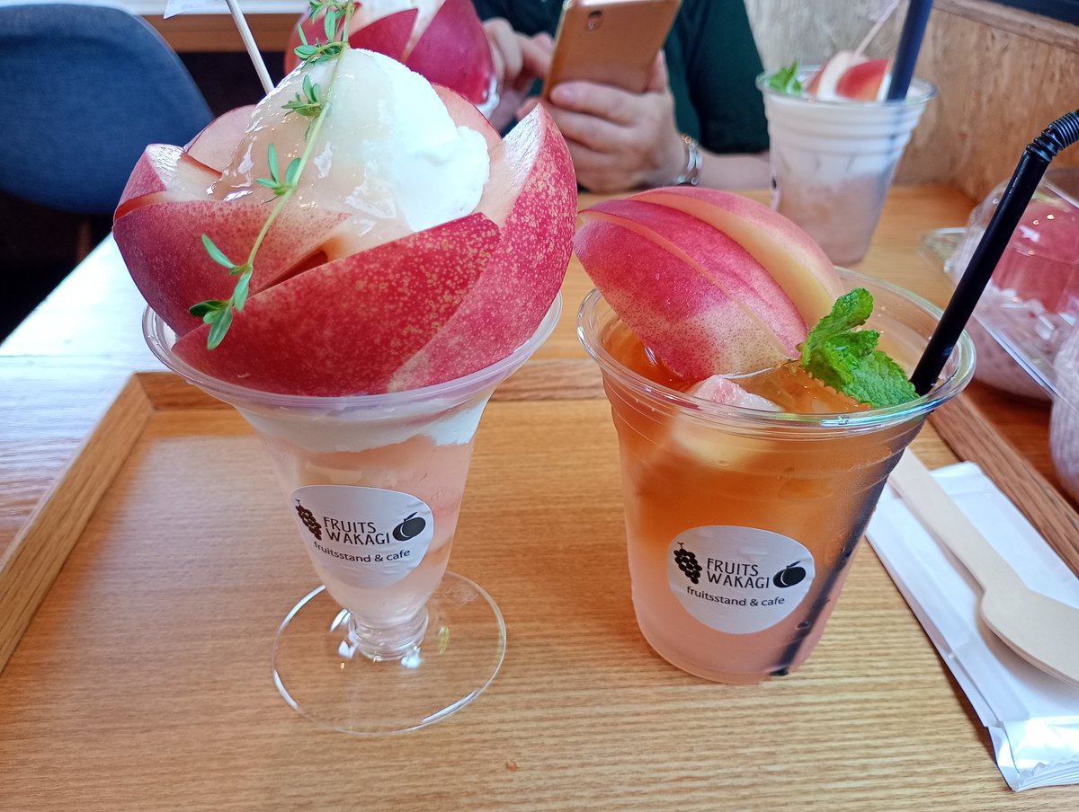 rize07's tweet photo. 猫たちすまん！飼い主は桃のパフェをいただいてきたよ🍑お土産？帰りに猫砂買って帰るから許してくれよな🐈‍⬛🤪 https://t.co/FBntmh99Nr