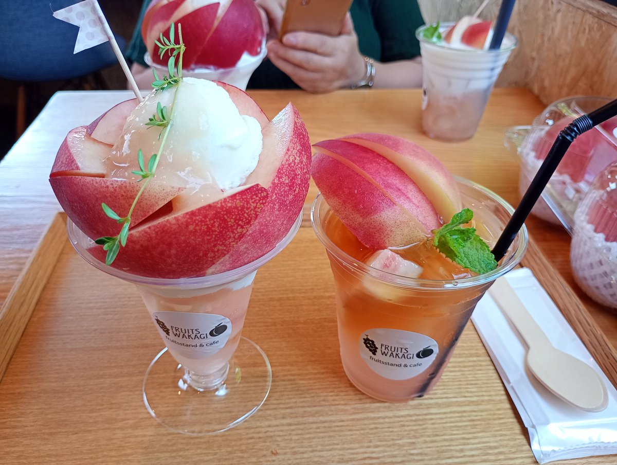 rize07's tweet photo. 猫たちすまん！飼い主は桃のパフェをいただいてきたよ🍑お土産？帰りに猫砂買って帰るから許してくれよな🐈‍⬛🤪 https://t.co/FBntmh99Nr