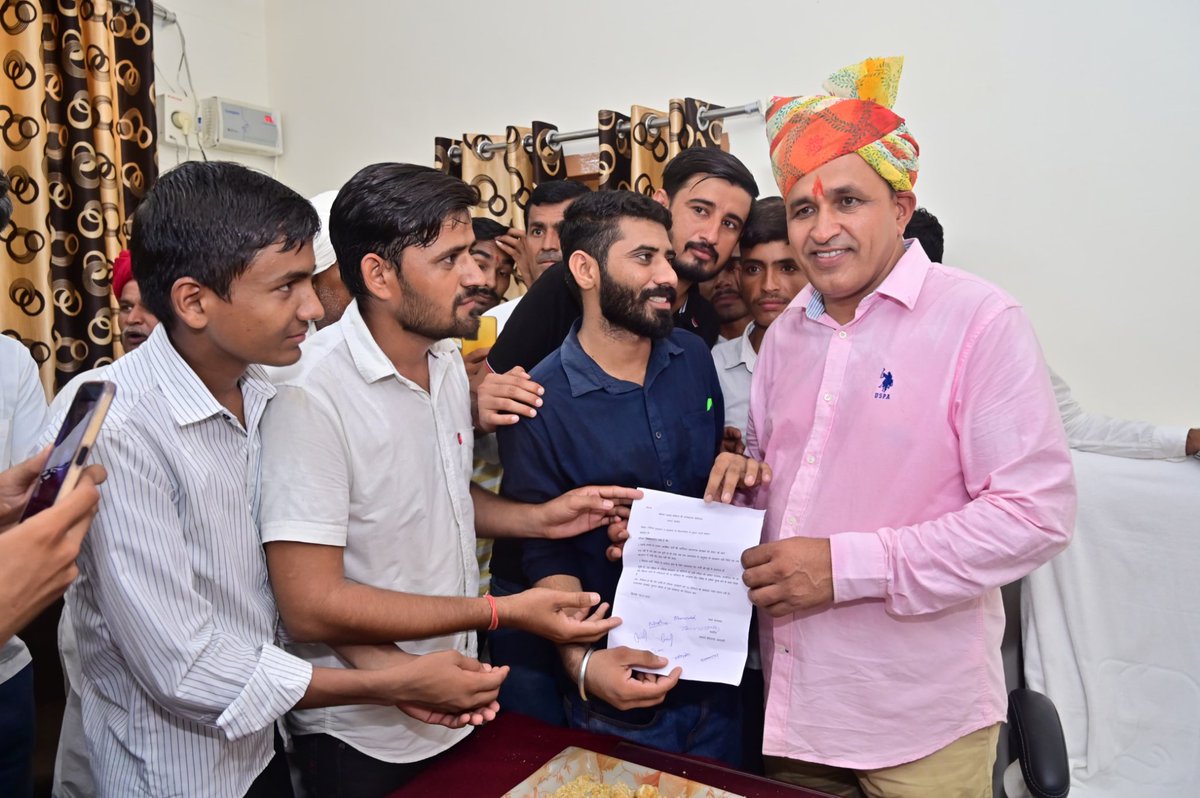 Devkuknaa's tweet photo. Happiest birthday mp sahab @UmmedaRamBaytu https://t.co/ZUOil6IVPZ