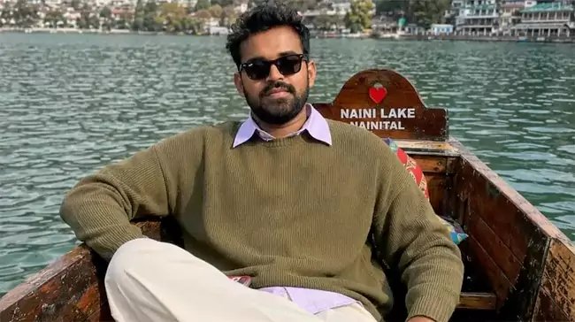 NewsMeter_In's tweet photo. #Hyderabad :
Chinnapalli Bhaskar (30), a native of #Upparapalli in #Warangal's #Wardhannapet mandal, was allegedly beaten to death at #AyyappaSociety, #Madhapur here.
#Police suspect the murder was linked to his #pastrelationship with a woman from his village, who was married to another man three years ago.
The victim's family accused the woman's relatives, while her father and his brother-in-law reportedly surrendered.
The woman is being questioned. Bhaskar's family and #MRPS leaders protested, demanding justice, as security was tightened in Upparapalli.
Further details are awaited.
#Hyderabad #Crime #Telangana