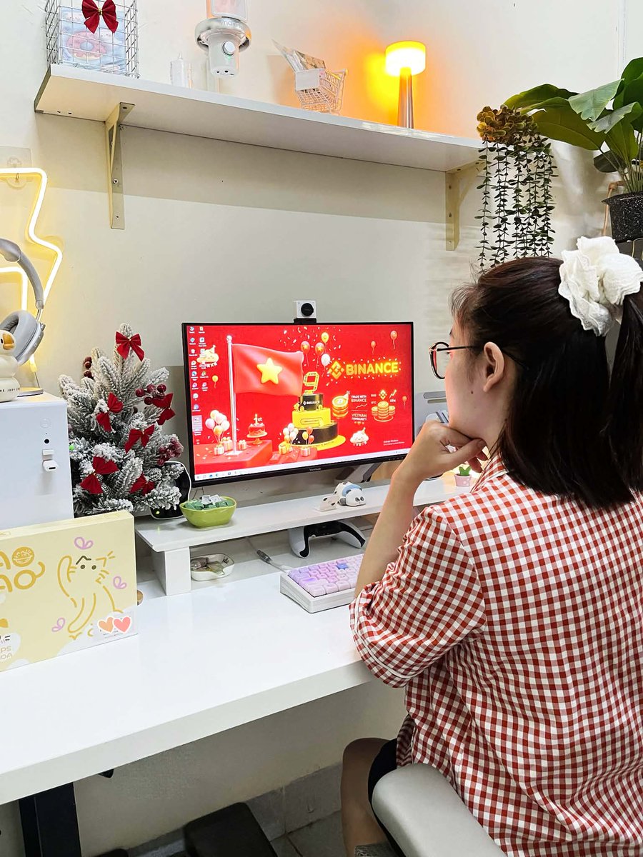 Linhnghichdooo's tweet photo. This photo is at my desk🇻🇳, where I started my crypto journey with Binance 3 years ago. To me, Binance is more than a trading app-it’s a reliable daily companion making global finance so much easier.
Happy 9th Anniversary, Binance! 🎉🙌 #BinanceTurns9  @BinanceAngels https://t.co/04KtPofGPK