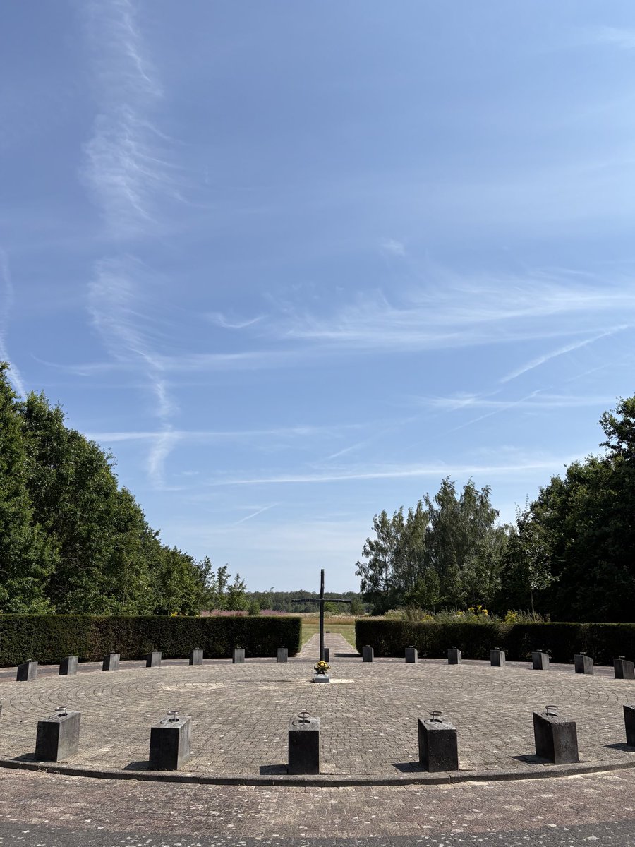 VlbEindhoven's tweet photo. Vandaag vindt de jaarlijkse herdenking plaats van de Herculesramp plaats. In 1996 stortte op Vliegbasis Eindhoven een C-130 van de Belgische Luchtmacht neer. Bij de crash en brand kwamen 34 v/d 41 inzittende om het leven. De herdenking is om 17:00 live te volgen op Omroep Brabant https://t.co/76bXUqaTe5