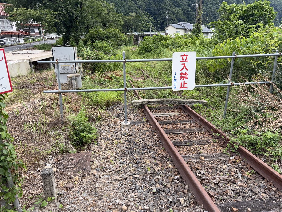 moritaippai's tweet photo. 口羽駅近くの西之原踏切付近の草取りを30分ほどやりました。作木口駅に負けないようにコツコツときれいにしていきます。 https://t.co/k9FDYwpKaD