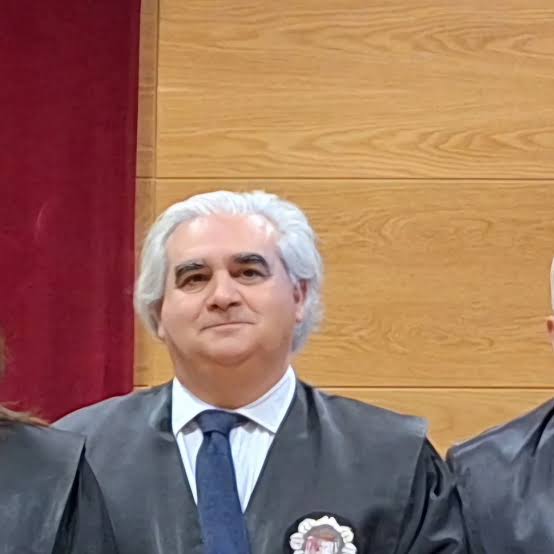 pollonidas69_'s tweet photo. Uno de esos tres magistrados es este señor de las fotos. Se llama García-Cacho, es presidente de la Audiencia Provincial de Badajoz y en 2023 paró a Abascal en el aeropuerto de Madrid para hacerse un selfie con él y desearle suerte. La respuesta del gobierno se ha quedado corta. https://t.co/OG7zJb28i5