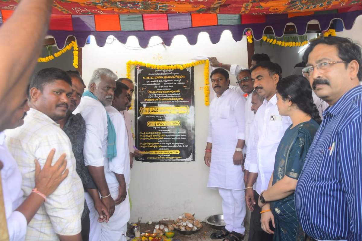 maheshreddy_bjp's tweet photo. లక్ష్మణచందా మండలం రాచపూర్ గ్రామంలో కేంద్ర ప్రభుత్వ MGNREGS నిధులతో రూ.10 లక్షల వ్యయంతో నిర్మించిన స్వయం సహాయక సంఘం (SHG) భవనాన్ని ప్రారంభించాను.

గ్రామీణాభివృద్ధి, మహిళా సాధికారతకు కేంద్ర ప్రభుత్వం అత్యంత ప్రాధాన్యత ఇస్తూ అమలు చేస్తున్న కార్యక్రమాలు గ్రామాల సమగ్ర అభివృద్ధికి, మహిళా సంఘాల కార్యకలాపాలకు మరింత బలం చేకూరుస్తాయి.
#WomenEmpowerment