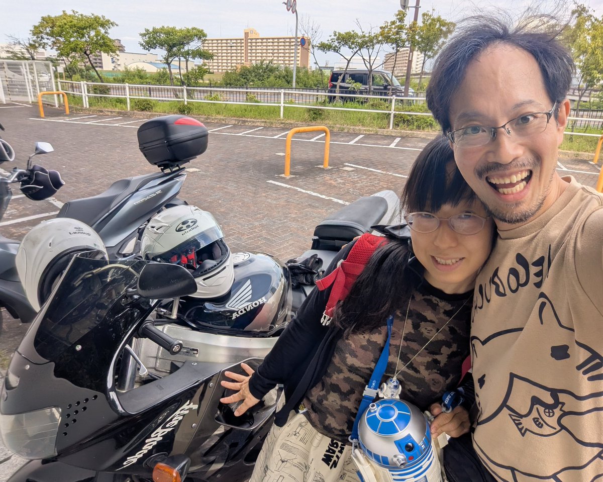 sumire_n_l's tweet photo. スター・ウォーズ、マンダロリアン&amp;グローグー観に行ってきたよー！面白かった！！！やっぱスター・ウォーズは全部良い✨️笑
やっぱりXウイングかっこいい。大好き。
スター・ウォーズ推しばりばりな服装で行ってきました。昔作った反乱軍マークの髪飾り行方不明、もっかい作ろうかな。 https://t.co/6zyFH6LvYf