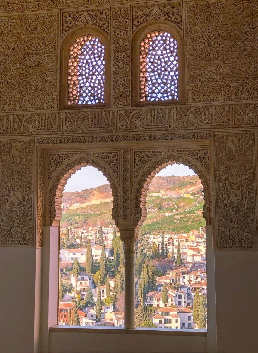 Mno4t1's tweet photo. " الزخرفات.. أكاد أسمع نبضه
والزركشات على السقوف تنادِي
قالت: "هنا الحمراء" زهو جدودنِ
فاقرأ على جدرانها أمجادِ " https://t.co/ltJfg2Qde7