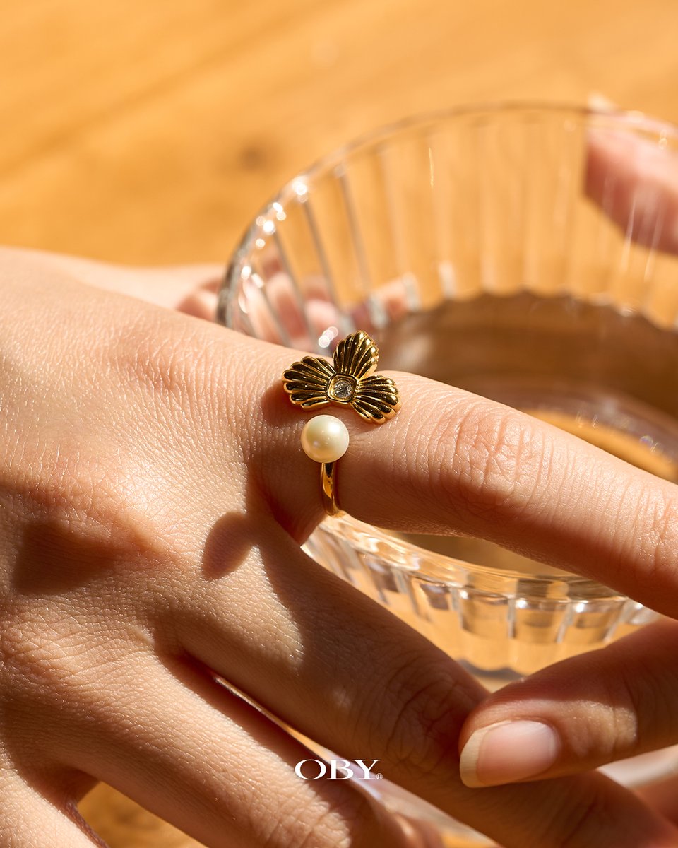 OBYJewellry's tweet photo. A petal-shaped ring with pearl and sparkle.🌸🐚
It’s giving “effortlessly elegant” energy.
Would you wear this with your go-to outfit?
#obyjewelry #summerstyle #diamonds #labgrowndiamonds #Necklacependant https://t.co/SX6CgTbBga