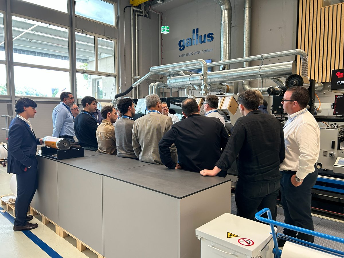 APdigitales's tweet photo. Jornadas de @HeidelbergSpain  en las instalaciones de Gallus en Suiza

🌟Tras la reincorporación de Gallus en el portfolio de la compañía, profesionales españoles del mercado etiquetas visitaron el centro de demostraciones en St Gallen

➡️https://t.co/WwLn3nBret https://t.co/vO20pfBCsg