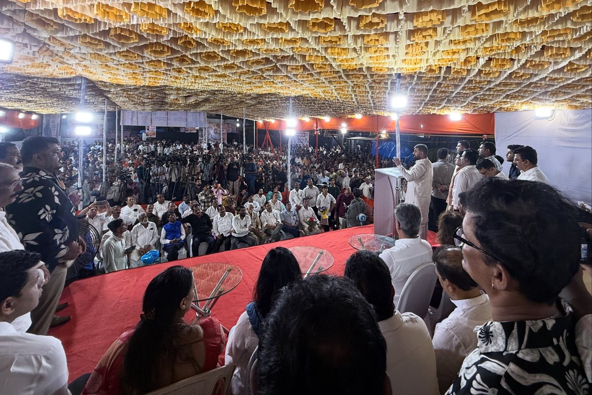 AhirsachinAhir's tweet photo. वरळीकरांनी आणि असंख्य नागरिकांनी व्यक्त केलेले प्रेम, विश्वास आणि आपुलकी आयुष्यभर जपण्यासारखी आहे. 🙏

महाराष्ट्र विधानपरिषदेच्या उपसभापतीपदाची जबाबदारी स्वीकारल्यानंतर आयोजित कार्यक्रमात उपस्थित राहून शुभेच्छा देणाऱ्या सर्व ज्येष्ठ मान्यवर, कामगार बांधव, कार्यकर्ते, मित्रपरिवार आणि नागरिकांचे मनःपूर्वक आभार.

हा विश्वास कायम ठेवत जनतेच्या प्रश्नांसाठी, कामगारांच्या हक्कांसाठी आणि महाराष्ट्राच्या विकासासाठी अधिक जोमाने कार्य करत राहीन.

आपला विश्वास… माझी जबाबदारी! 🚩

@mieknathshinde @DrSEShinde @milinddeora @Shivsenaofc