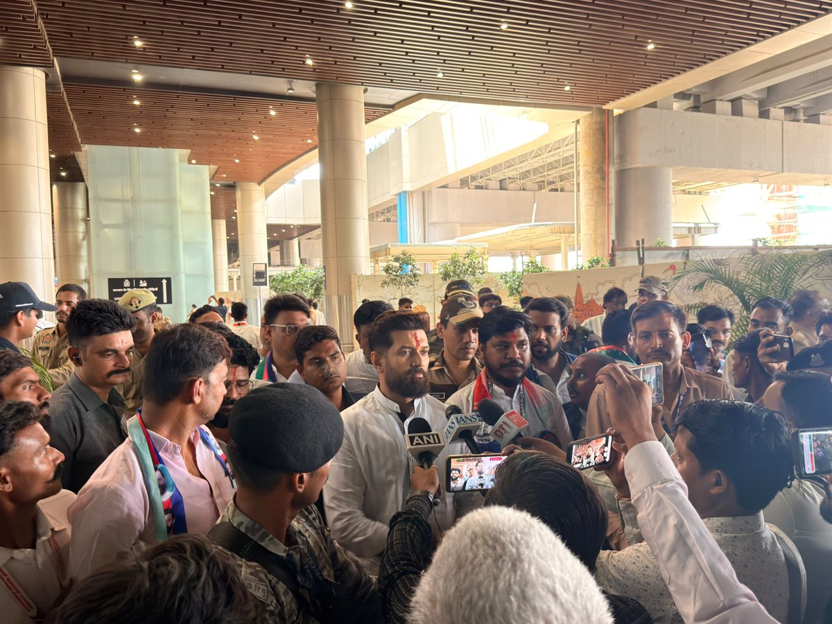 LJP4India's tweet photo. आज लखनऊ हवाई अड्डे पर पार्टी के कार्यकर्ताओं और पदाधिकारियों द्वारा राष्ट्रीय अध्यक्ष सह केंद्रीय मंत्री आदरणीय श्री @iChiragPaswan जी का भव्य स्वागत किया गया। https://t.co/oozvmorTJN