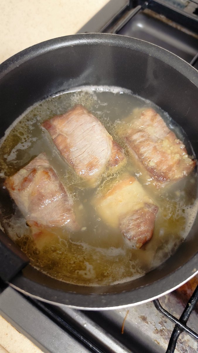 Kazz_hiro's tweet photo. お昼に蕎麦を茹でてそのままキッチンで食べて、夜ご飯を作り始めました🍺

角煮作り始めたんだけど、これは、、、自信ねぇなぁ💦固くなる未来しか見えん😵 https://t.co/FiKSbEqpK6
