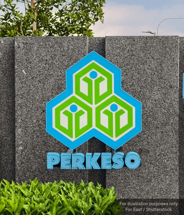 NewsBFM's tweet photo. SOCSO has removed the option for eligible workers to freely opt in and out of the Lindung24 scheme, with Aug 31 set as the deadline to opt out.

According to its FAQ, those who do not opt out by then will be automatically enrolled and must continue contributing under a "once eligible, always eligible" policy.

🧵1