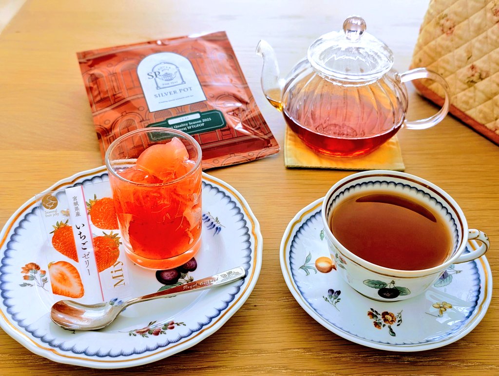 2004Chiy's tweet photo. 午後お茶タイム☕✨️
SILVER POT
ニルギリ チャムラジ茶園♪
お茶請けは頂き物のゼリー
数種類ある中から…私はいちご🍓

今日から違う曲にチャレンジ🥁
YouTubeの中の先生のおかげで
今のところ順調🎶
新しい趣味が出来て楽しい🎶

#お家茶会 #茶好連 #teatime
#おうちカフェ
#リチャードジノリ https://t.co/e8QEJ3ToRO