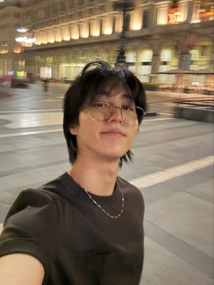 strawariberri's tweet photo. i know everyone always mentions hyunjin and felix when they’re talking about androgynous idols but god just look at han jisung. he is Gender. the envy is real and it’s hurting me omg he’s so beautiful like that’s a boy AND a girl https://t.co/Ij6hP3Th7v