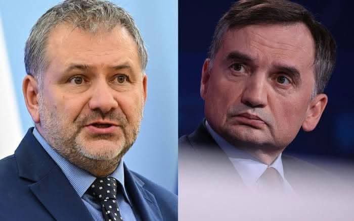Ratskelker's tweet photo. Minister Żurek nie odpuszcza! 🔥
Właśnie wysłał oficjalne pismo do ICE (amerykańskiej agencji imigracyjnej) w sprawie Zbigniewa Ziobry.
Zwrócił się bezpośrednio do p.o. Dyrektora Davida J Venturelli z pytaniem na jakiej podstawie prawnej Ziobro w ogóle przebywa na terytorium USA https://t.co/demq1lovAA