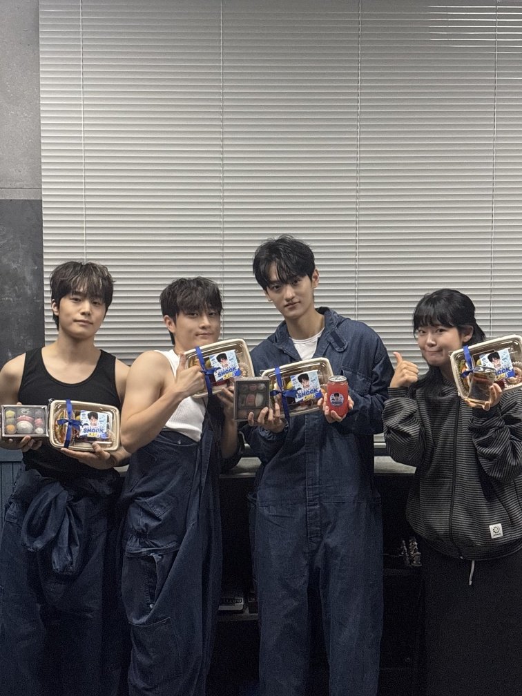 9801free's tweet photo. 260711 연극 <SHOOK> 
오준택 배우 첫공 서포트💙

#슉 #SHOOK #오준택 https://t.co/g7JssYgc1x