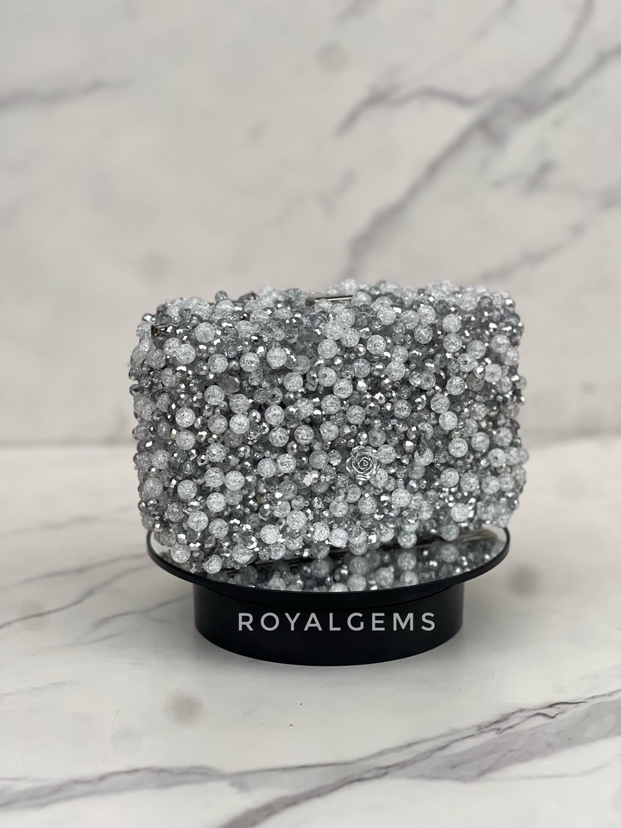 Royalgems_'s tweet photo. TIANA CLUTCH BAG 🥰
A perfect work of art 
.
Price- N100,000
Available in other colours 
. 
Kindly send a DM to order or shop directly on our website (https://t.co/uOayb1U2mN)
#beadedbag#clutchbag#beads https://t.co/jbzM1C2Aqj